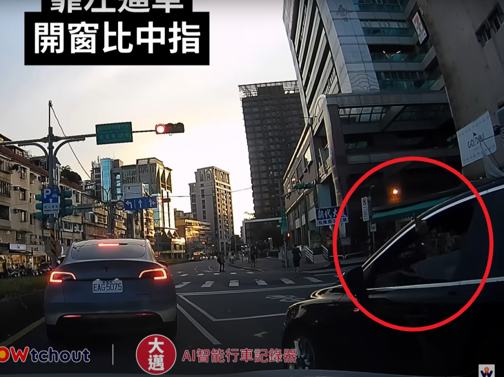 男不滿「被叭」攔車比中指爆肢體衝突…身分曝光疑「慈濟師兄」