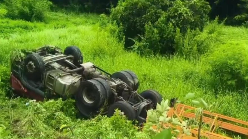 國道1號事故！　拖板車翻落邊坡釀兩傷