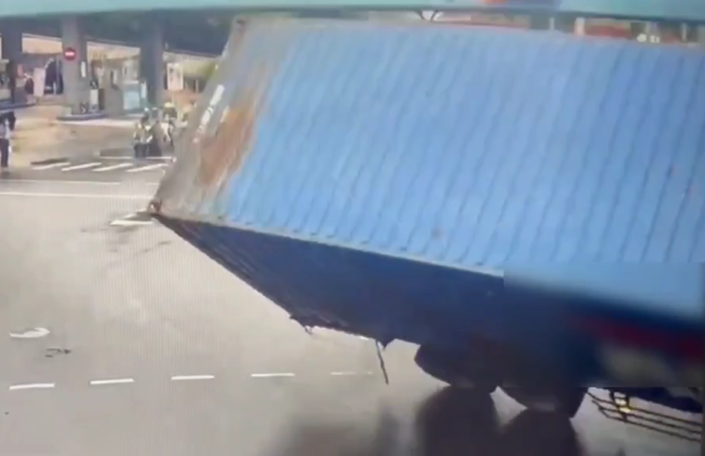 翻車畫面曝光！　桃園八德貨櫃車轉彎不慎翻覆駕駛受傷