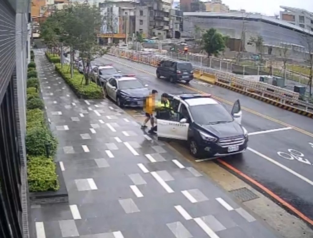 媽媽機車爆胎急哭求助　壢警4分鐘神救援　考生驚險壓秒進考場