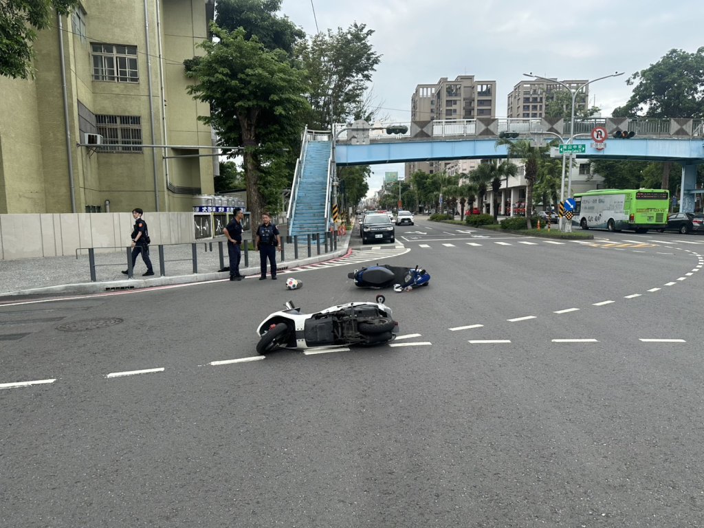 高雄前鎮路口!警員處理車禍途中與女騎士碰撞-雙雙受傷送醫