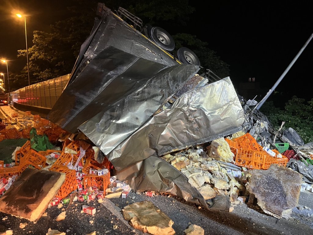 國道3號死亡車禍！自小客車故障停路旁遭半聯結車追撞-釀1死1傷
