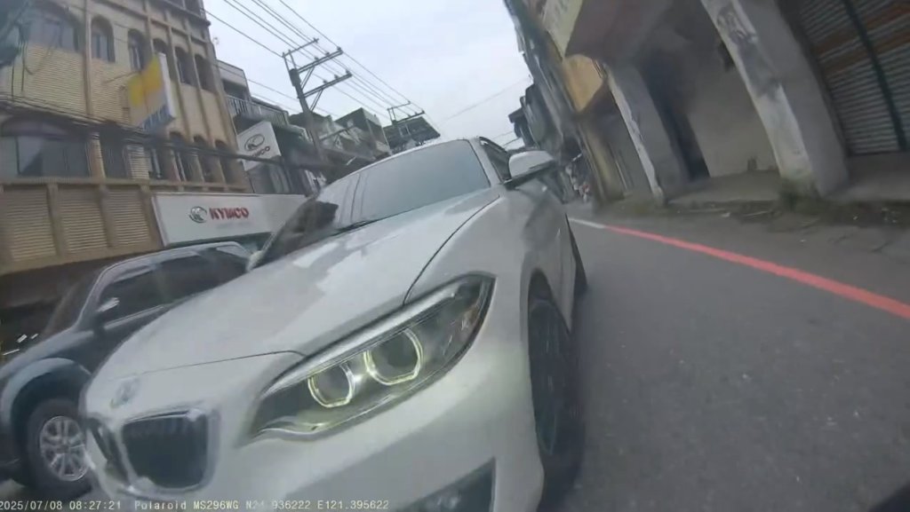 影／傻眼！騎士右轉「迎面衝來逆向bmw」　雙方對撞影片引發熱議
