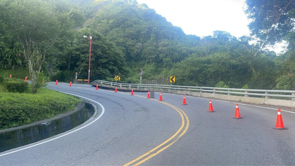 影／上武陵注意！台14線77k路面掏空「一半不見」　單線雙向通行