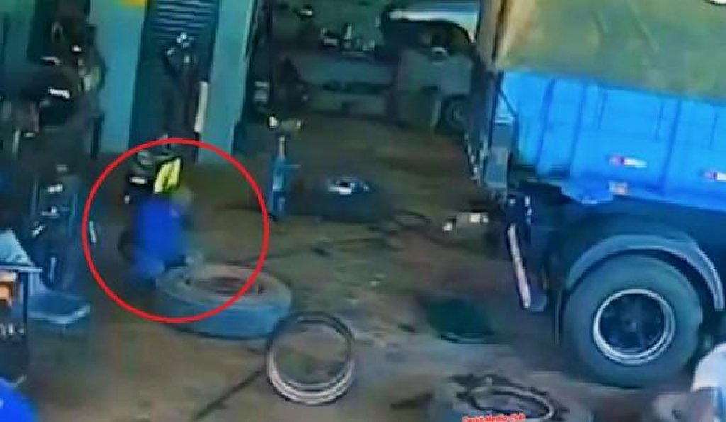 影／修車廠驚悚事故影片！貨櫃車輪胎突爆炸　工人遭直擊1死1傷