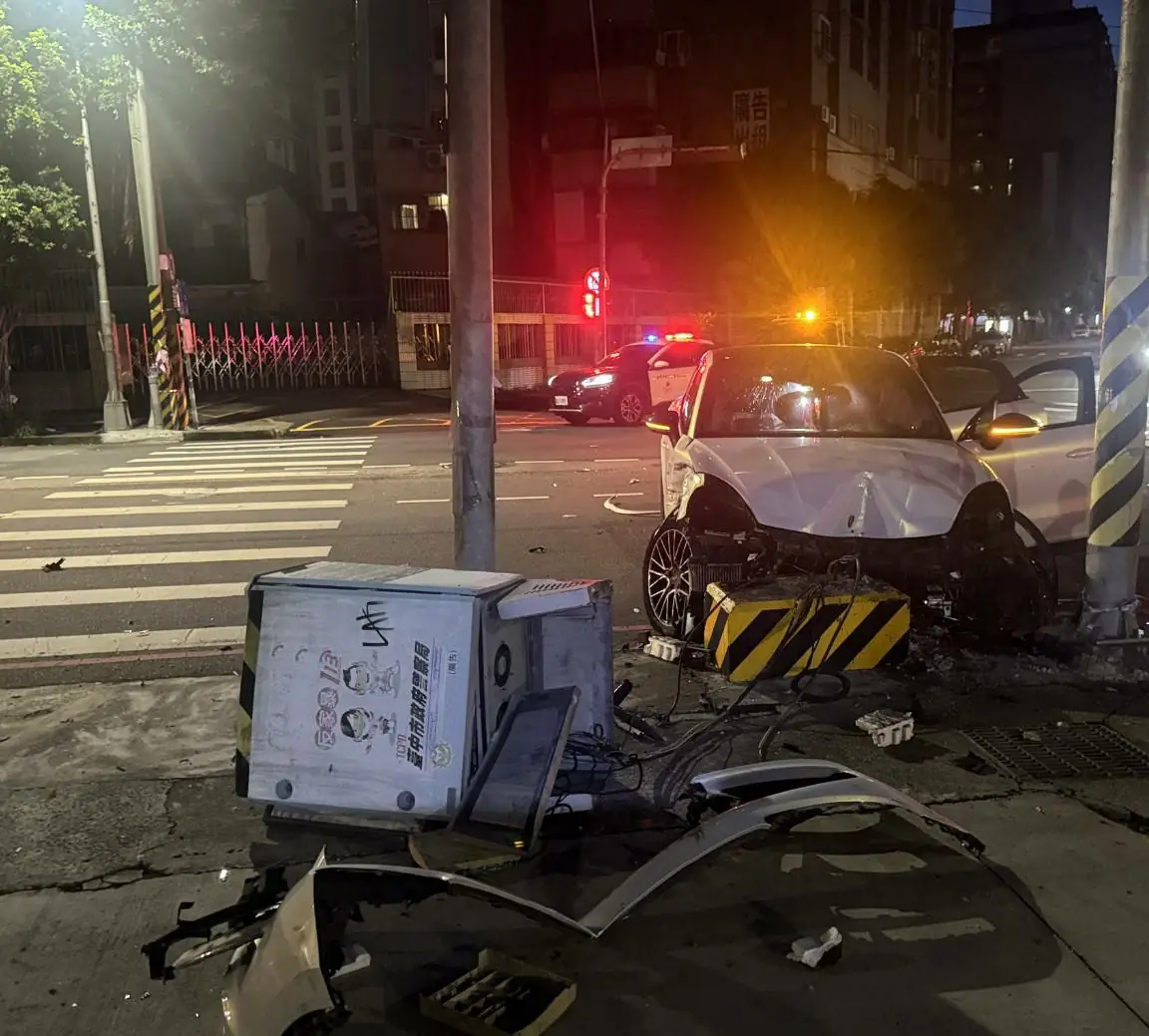 凌晨酒駕闖紅燈釀車禍-警到場處理依法送辦