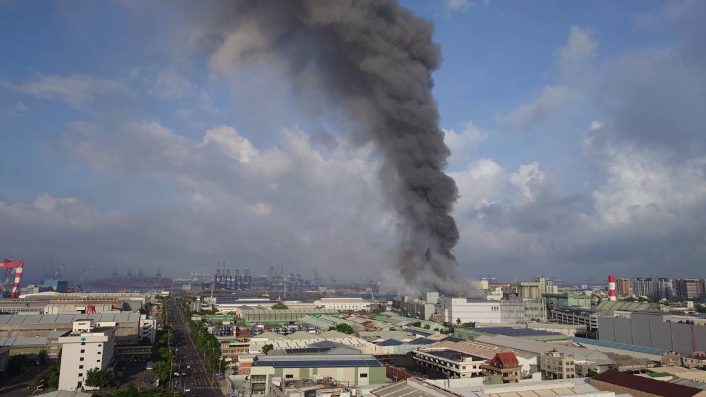 高雄小港鋰電池廠爆炸起火！-多人受傷送醫