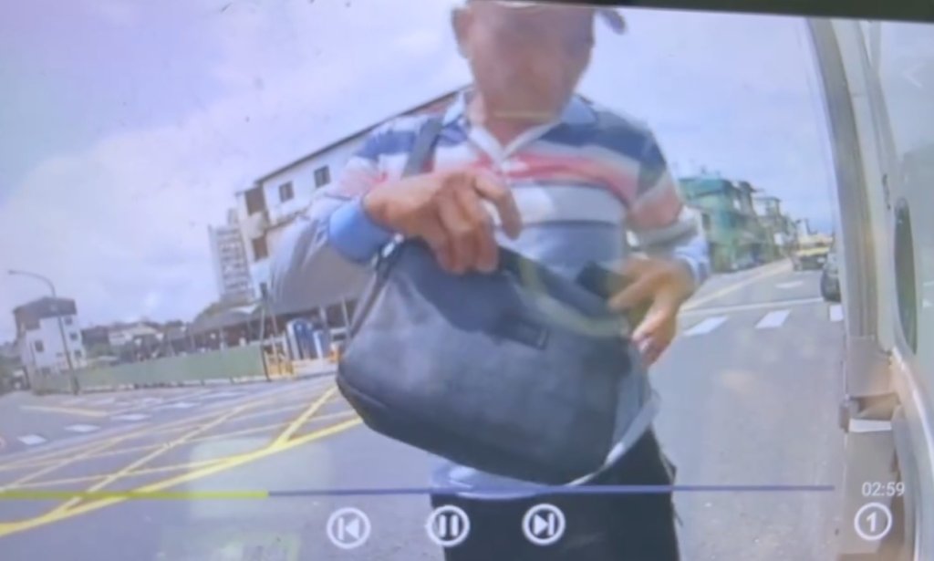 屏東公勇路小偷趁亂開車門偷包-司機崩潰:-裡面有已故家人的證件