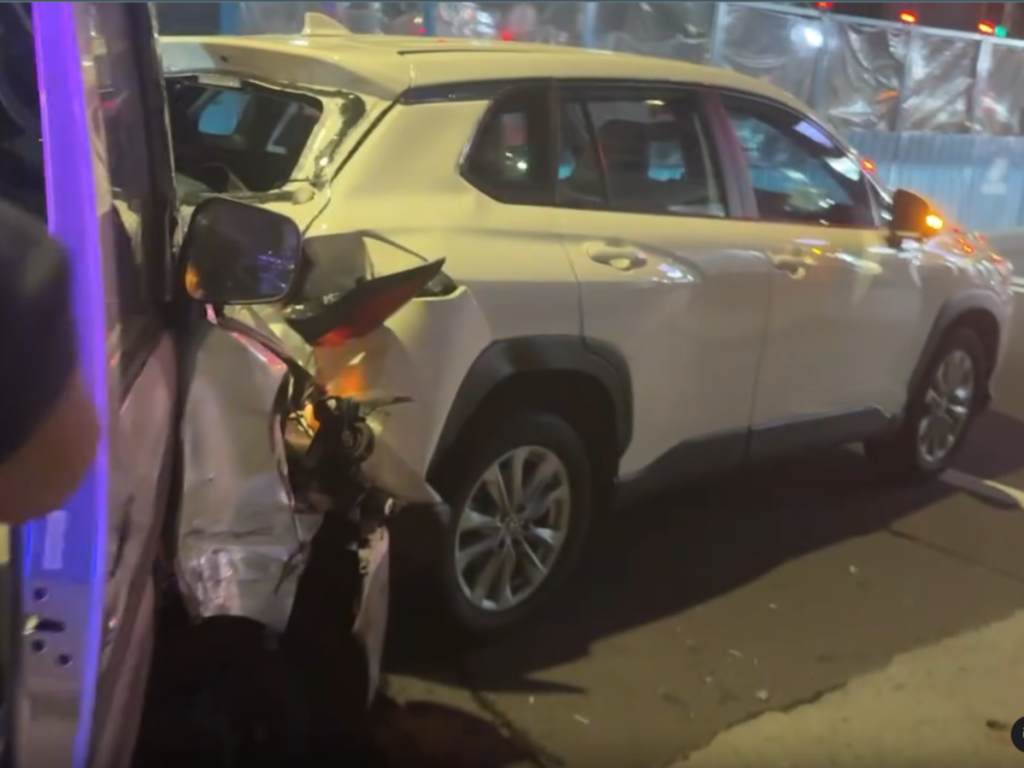 樹林深夜連環撞！廂型車先撞路邊車輛　再狠撞停等紅燈多元計程車