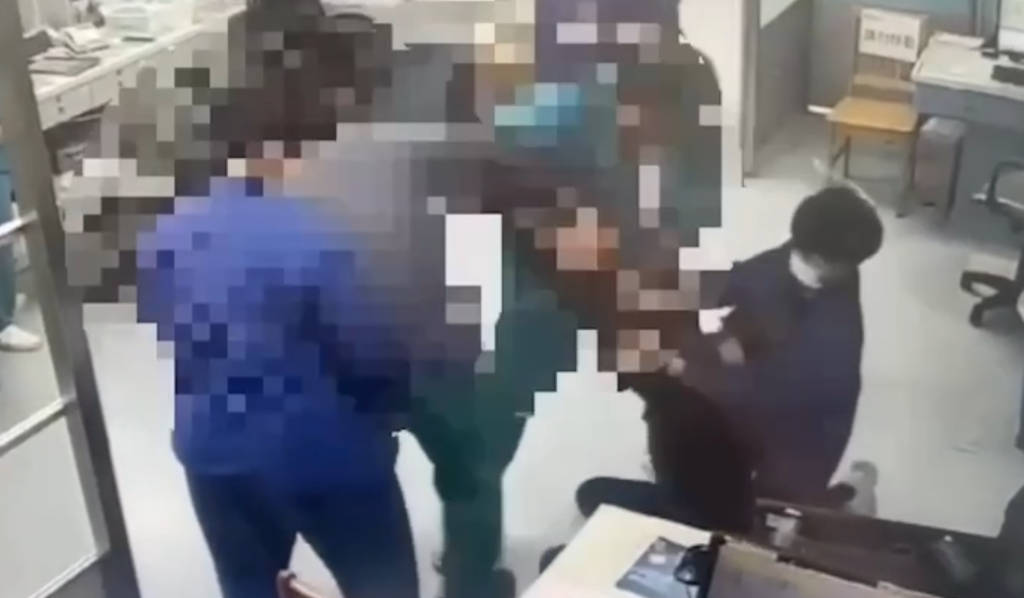 苗栗為恭醫院驚傳醫療暴力！-　病患持利剪欲攻擊醫師脖子遭護理師3秒內壓制