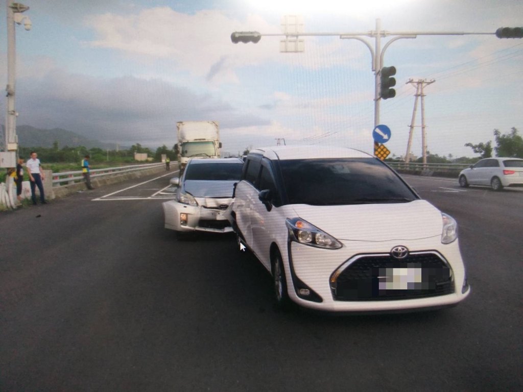 有影/代誌大條!-大貨車恍神衝撞停紅燈三車釀三傷
