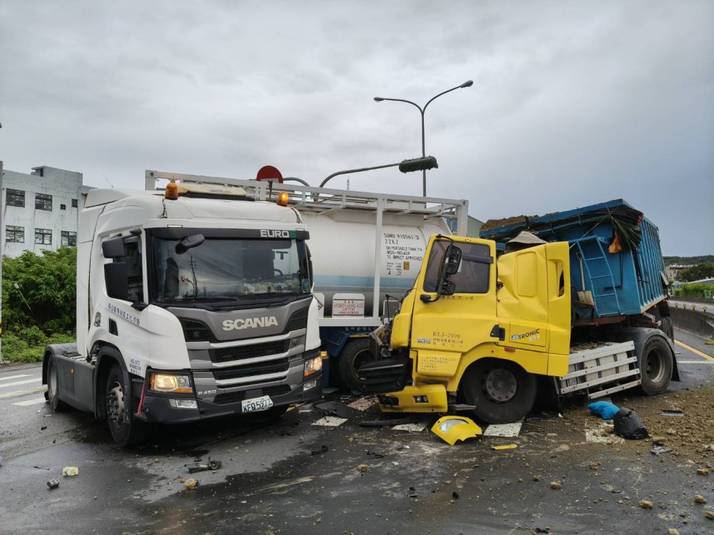 竹北化學槽車車禍氫氟酸外洩！　槽體抽離洩漏點止漏處理中