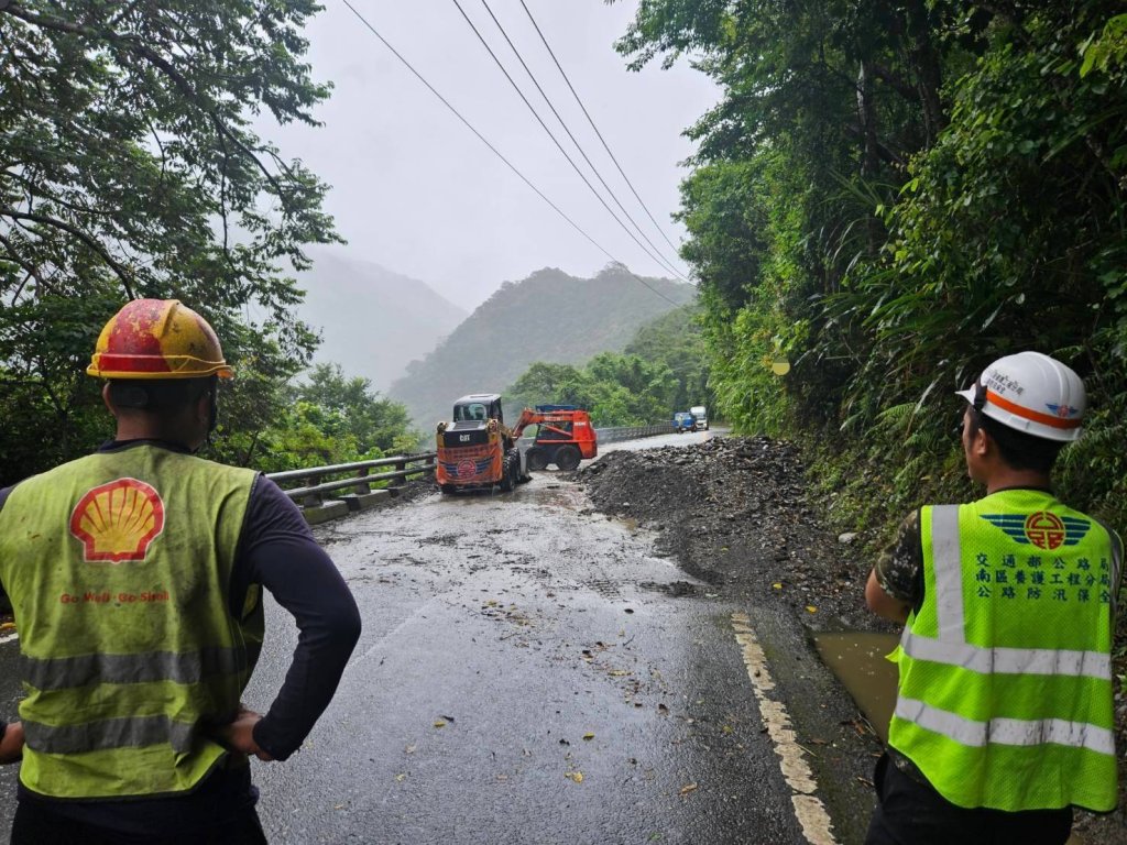 薇帕颱風豪雨成災！-　台20線下馬段邊坡坍方單線通行