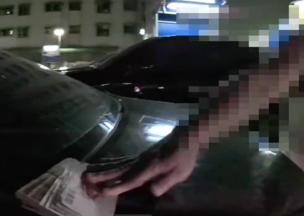 不滿前方駕駛龜速狂按喇叭逼車還作勢打人　警察到場掏錢欲私了下場慘