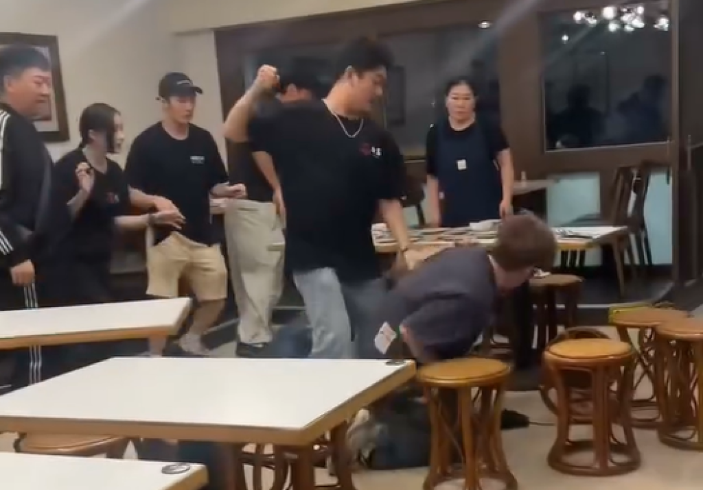 影／吃飯聊政治被隔壁桌打！往後腦勺猛捶影片瘋傳　牛富溫體涮牛肉：當事員工開除