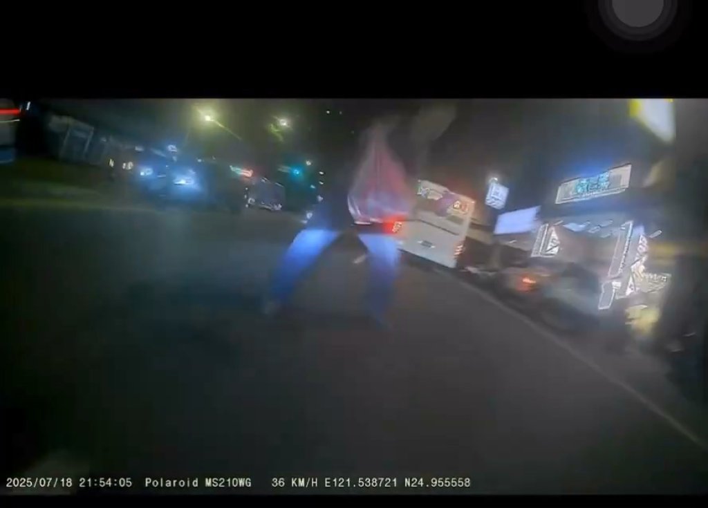 影／新北車禍！行人深夜穿越馬路「騎士閃避不及迎面撞」　影片曝光引發熱議