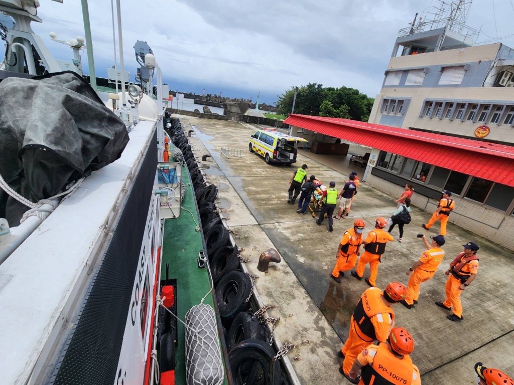 東琉線因颱風停駛-小琉球骨折男急需送醫-海巡冒6級風浪接駁救援