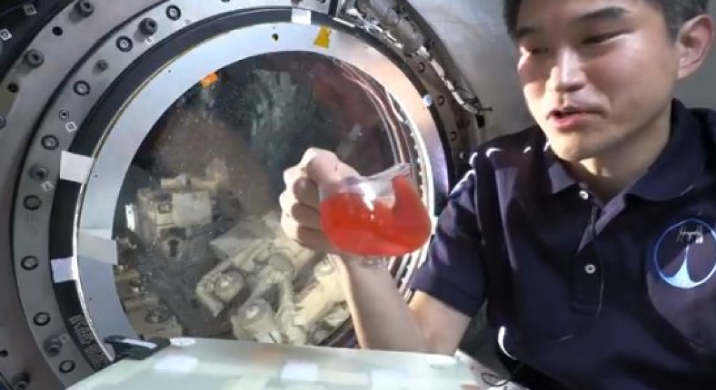 影／無重力也可用杯子喝飲料　太空人親自示範「零重力杯」喝果汁