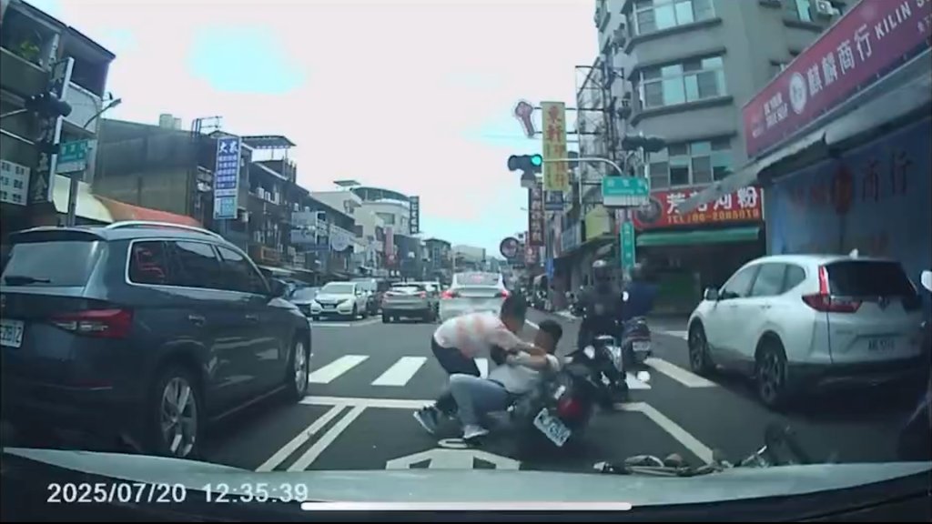 有片／單車男逆向險撞騎士！2男馬路上演「全武行」　民眾看傻報警