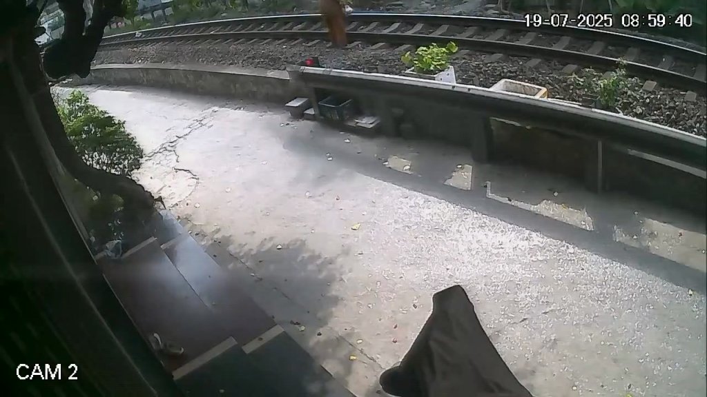 影／行動不便老婦穿越鐵軌！看見火車駛近來不及閃　遭迎面撞飛身亡