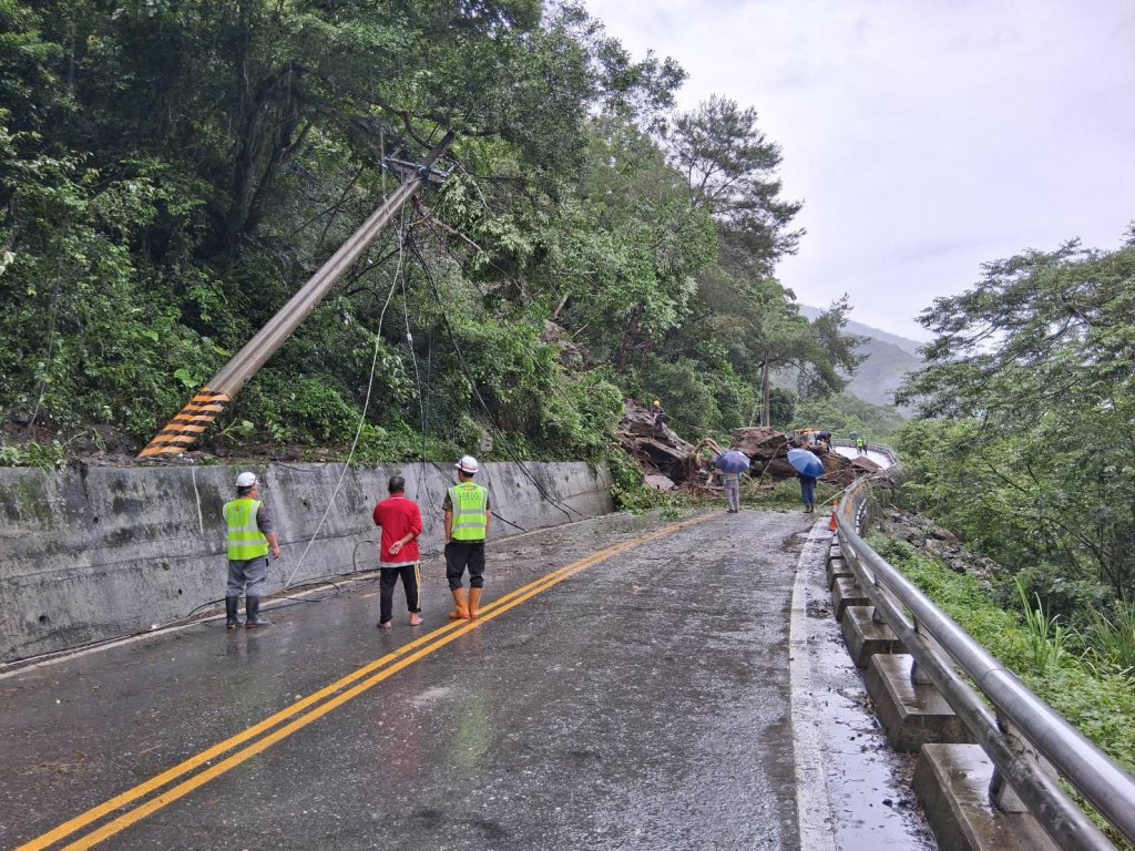 台20線下馬路段巨石坍方封路　霧鹿警火速交管護安全