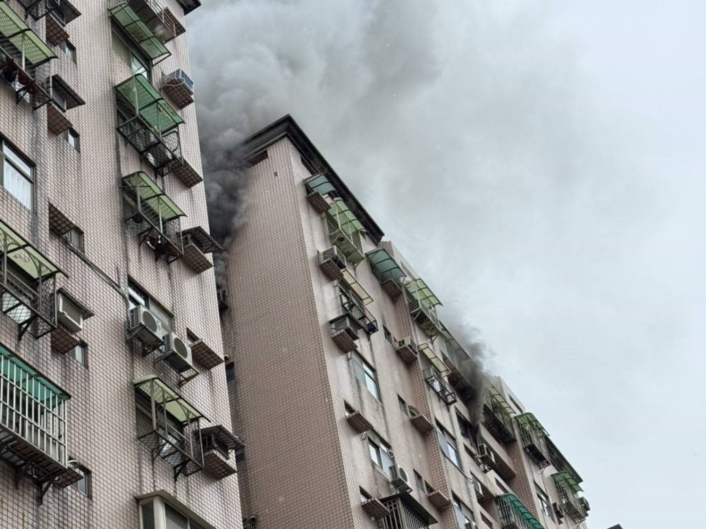 淡水社區大樓驚傳火警！9樓濃煙狂竄　男童受困10樓嗆傷送醫