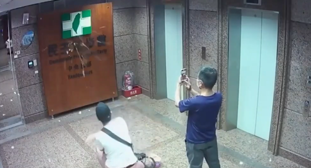 有片／民進黨中央部遭蛋洗　2嫌犯丟雞蛋、拍照畫面曝光！