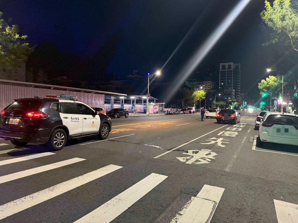 快訊／高雄深夜死亡車禍！79歲翁闖紅燈過馬路「遭高速車猛撞斷魂」