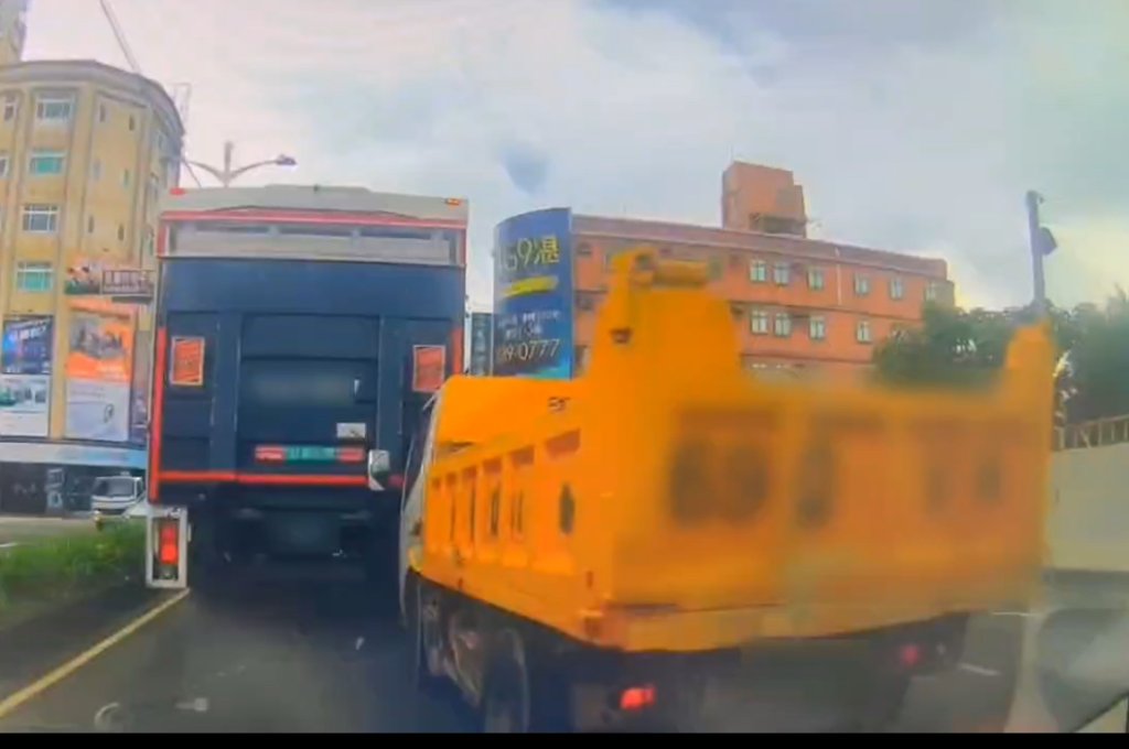 影/桃園春日路追撞!大貨車精神不繼釀禍-駕駛腿部受困車內