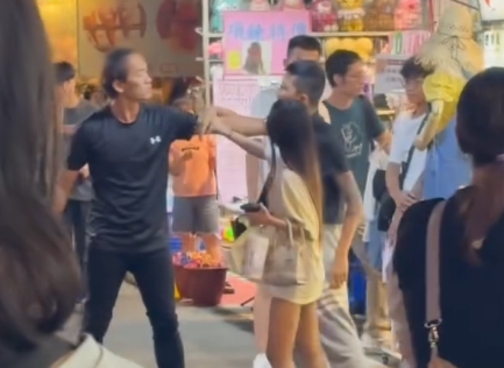 影／湳雅夜市格鬥盃！雙七分刺青男Vs超壯阿伯　89猴被KO她急喊：不要打我男朋友