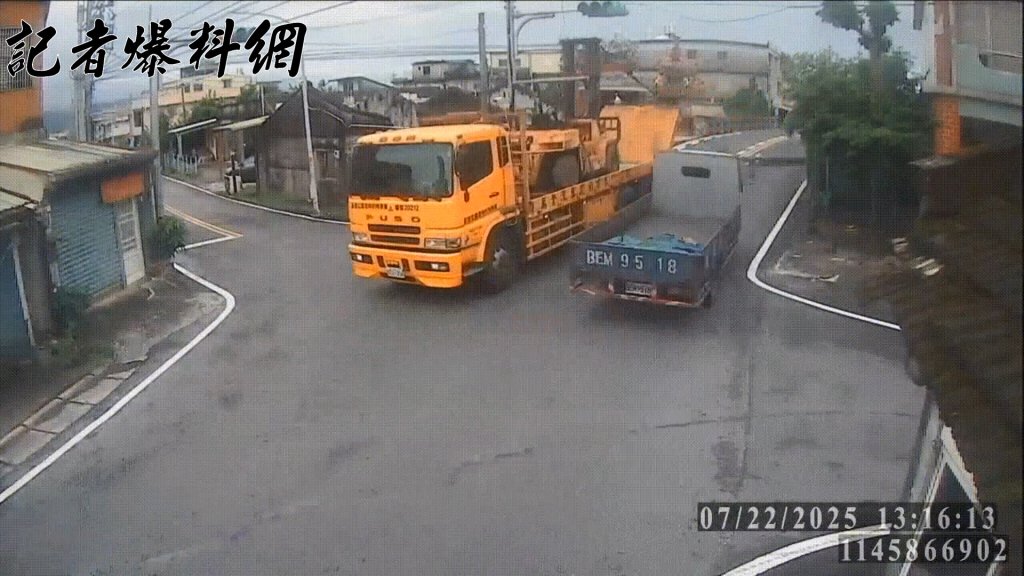 礁溪驚險一瞬間！大貨車載推高機勾電線　電桿倒塌險砸小貨車