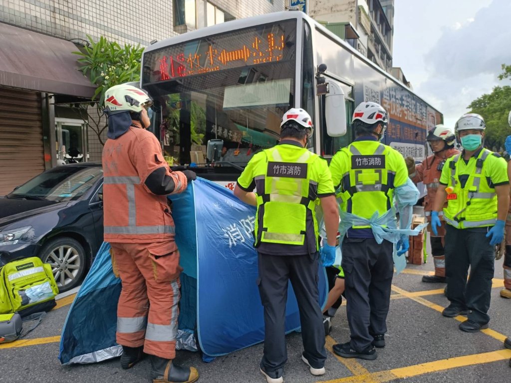 新竹死亡車禍！　機車騎士與新竹客運相撞受困車底救出不治