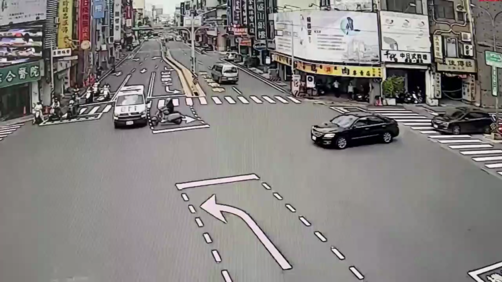 有片／台南中西區「機車猛撞救護車」　19歲女騎士噴飛重摔送醫