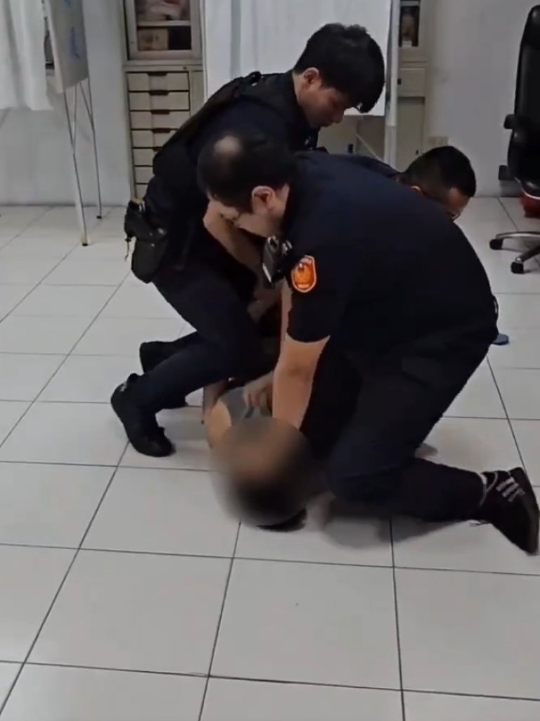 《726罷免》選票握手上還罵警！永和投開票所爆衝突 男子涉毀票匭遭逮送辦
