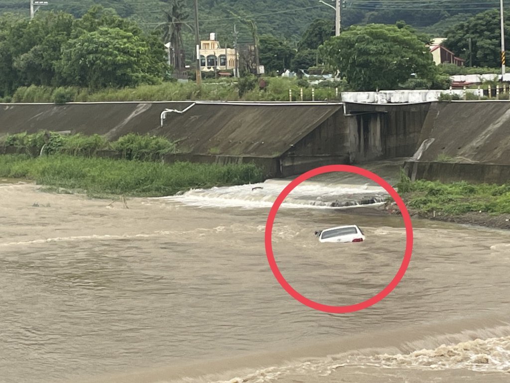 誤信導航GG了! 男駕駛誤闖枋寮北勢溪 車卡河床待水退才能拖吊