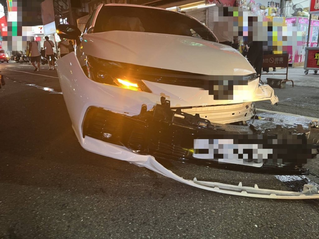 台中太平逆向超車釀兩起車禍　白色小客車撞公車再引擦撞