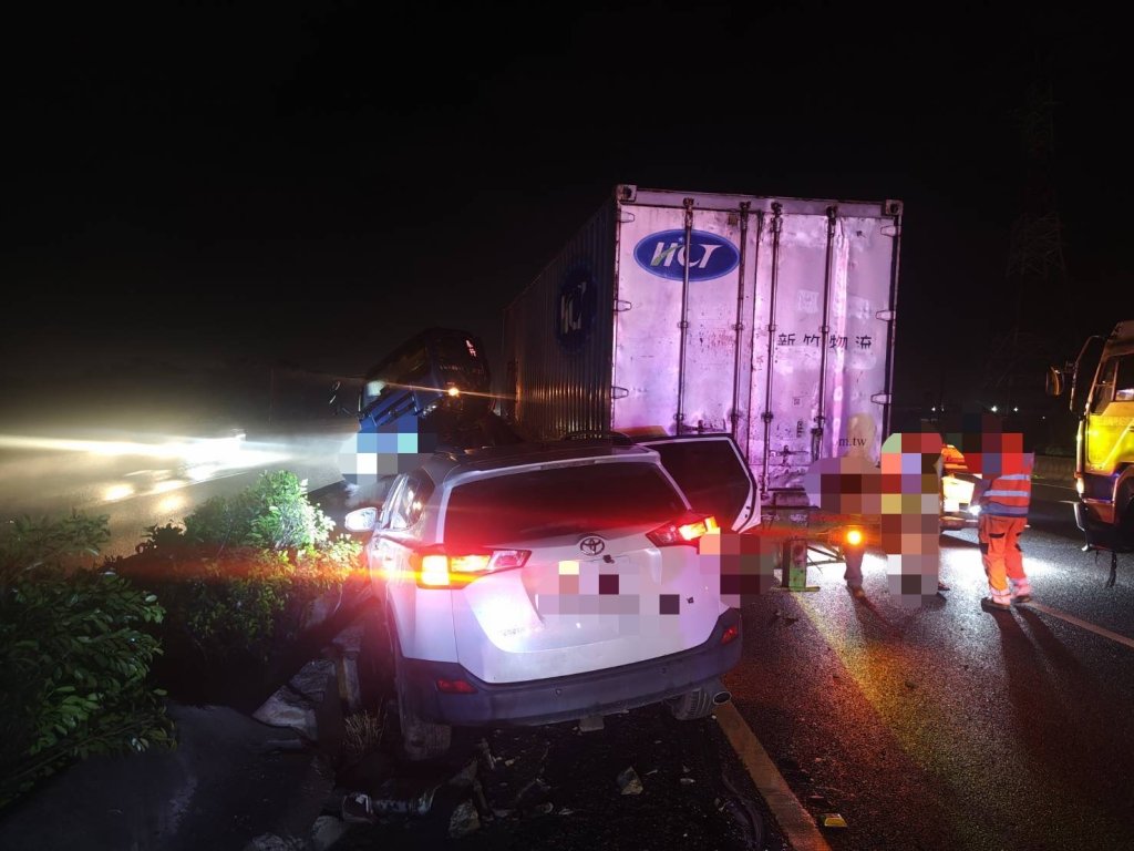 國道驚魂！新竹物流車撞護欄　又遭小客車追撞釀2傷