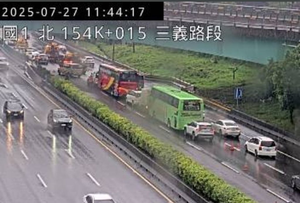 天雨路滑釀禍！國道1號三義路段3起事故11輛車追撞　車流回堵逾1小時