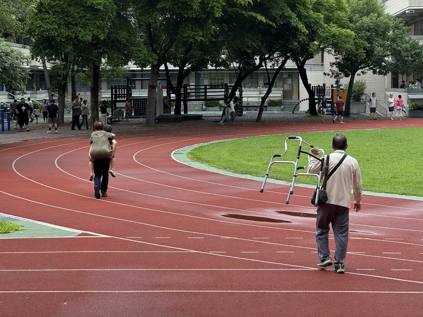拄拐杖也要投票 老夫妻現場求助　熱血警揹阿嬤衝刺成功達陣