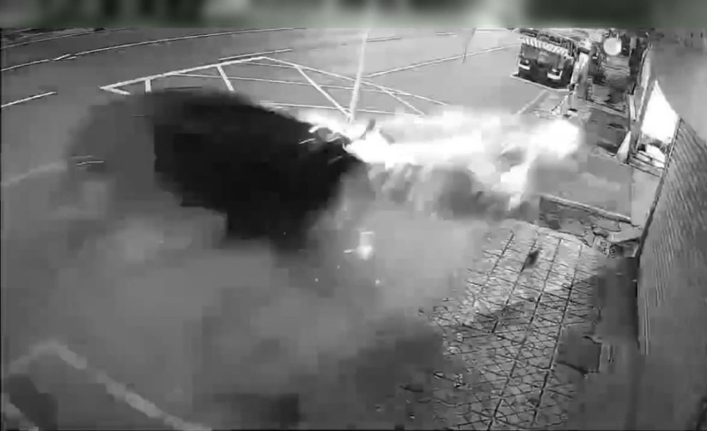 影/高雄男疑酒駕刷倒6部機車　黑車深夜衝上騎樓嚇壞路人