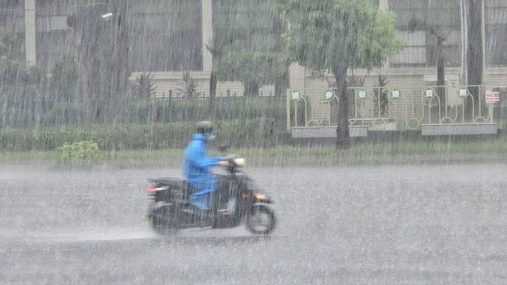 快訊／雨彈將炸高雄！市府宣布：7/29停班停課