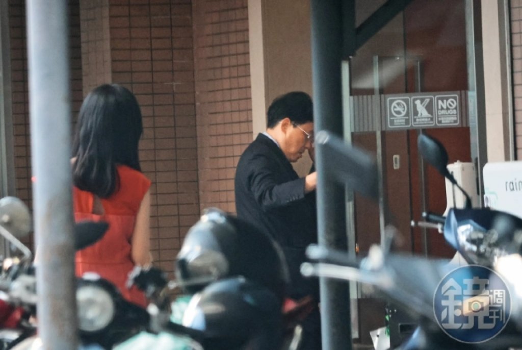 人妻主播搭醫界熟男豪車現身飯局　徐韻翔與洪子仁關係引發關注