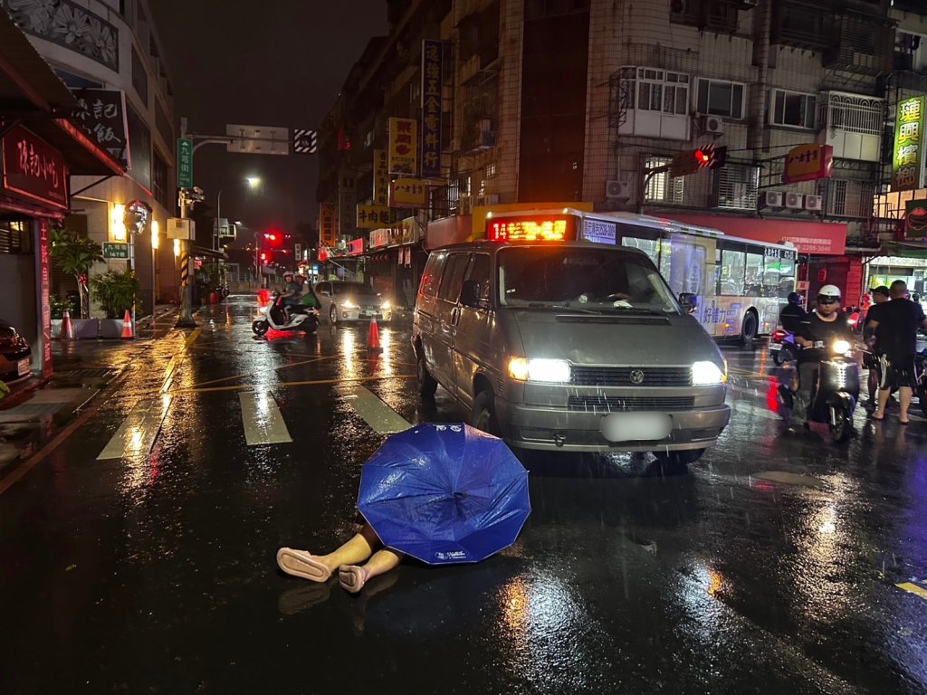 惡劣！蘆洲婦人過馬路走斑馬線遭撞倒地　肇事駕駛棄車逃逸