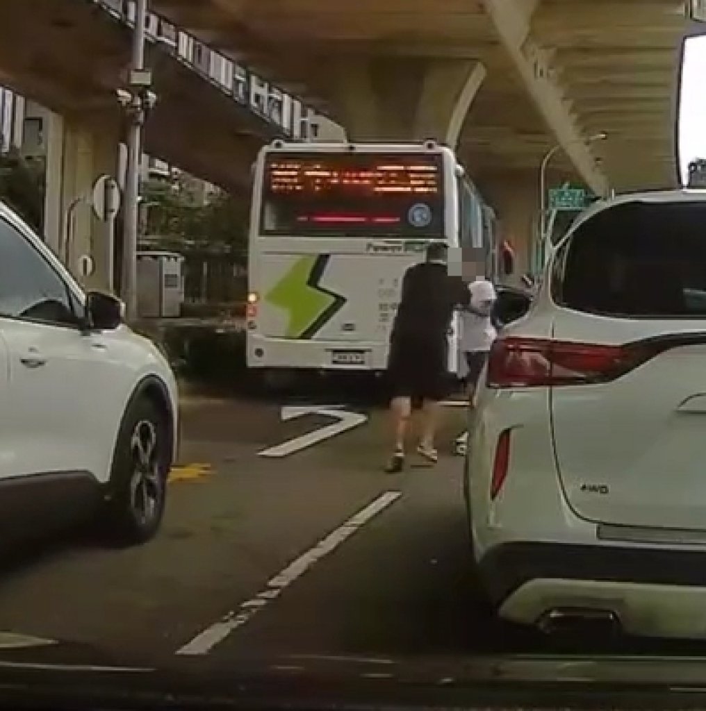 火氣上來！台中太平2車駕駛 疑似不識標線路中釀推擠口角