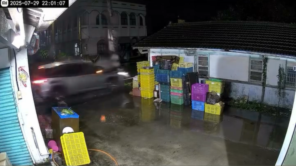 影／撞斷電線桿！雨天酒駕失控衝路肩　直接撞上「連根拔起」