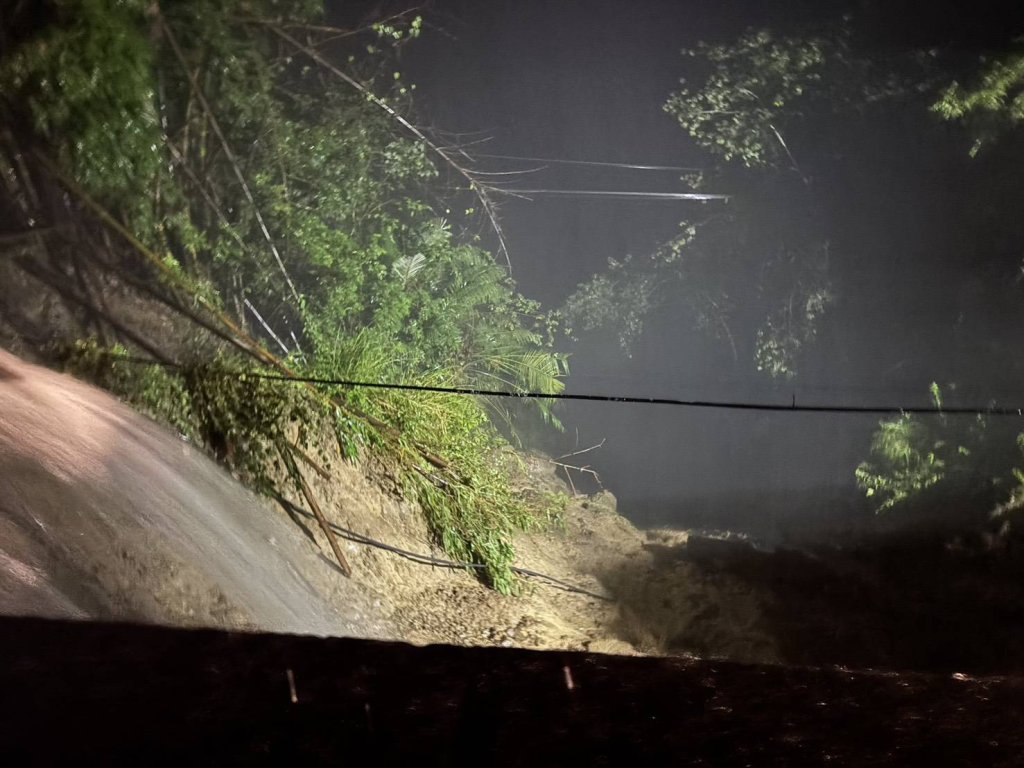 高雄桃源驚傳5人「墜3樓高」山谷！豪雨阻路救援困難　失聯者恐再增1人