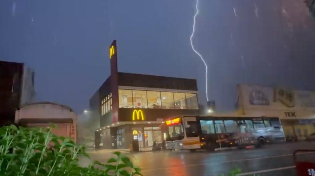 台中市徹夜雷雨  國家級警報大作