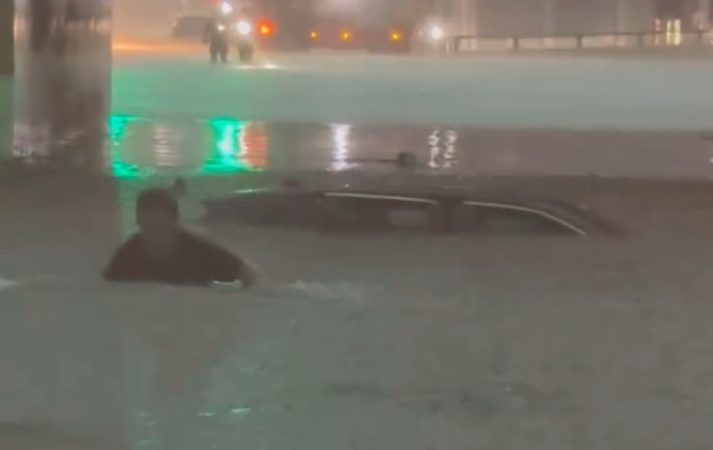影／豪雨炸台南！轎車過地下道險滅頂　3人受困車內視角影片瘋傳