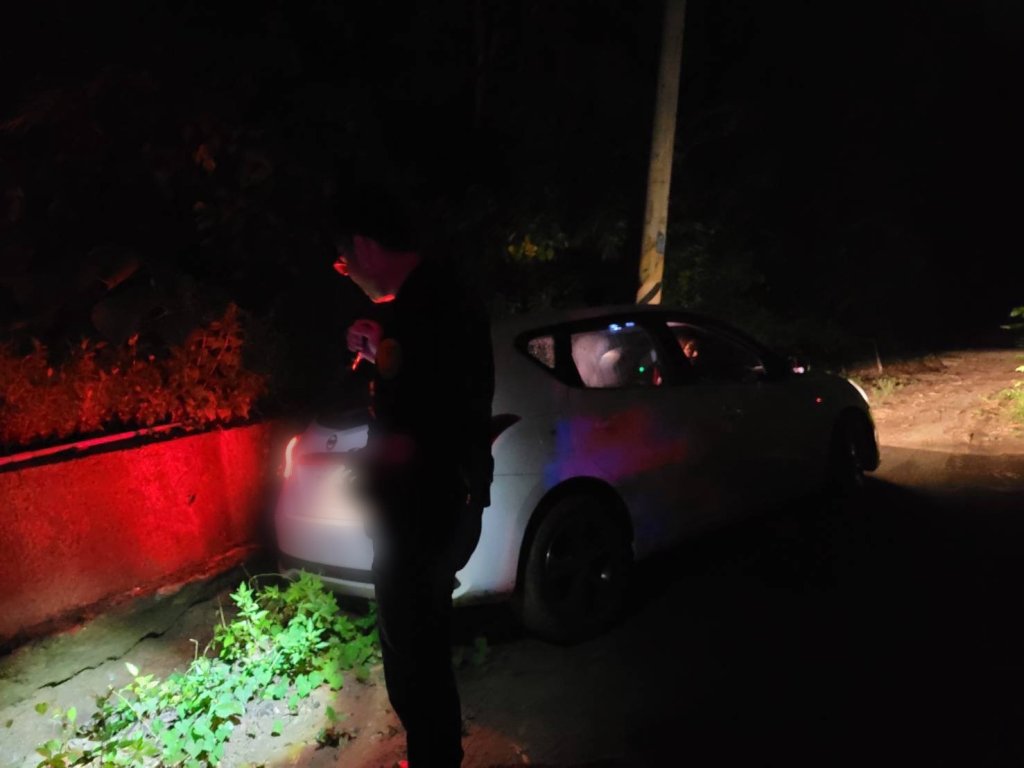 豪雨前夕困山溝-gps錯導夫妻急需救援-警方及時現身解困