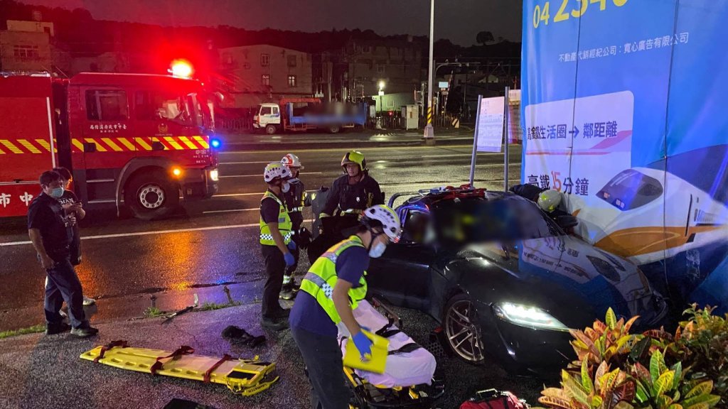 toyota跑車自撞看板變電箱　駕駛稱肇事原因「想睡覺及天雨路滑」